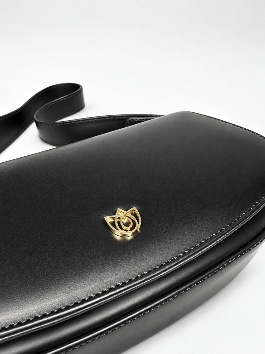UMBERU Başak NAKIŞ siyah deri omuz çantası, üzerinde zarif altın rengi metal logo detayı ile.